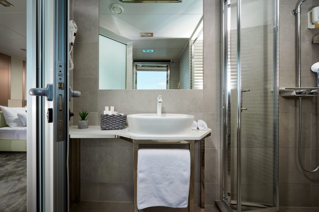 31. OHANA Master stateroom en suite - Main deck 31. OHANA Master stateroom en suite - Main deck
