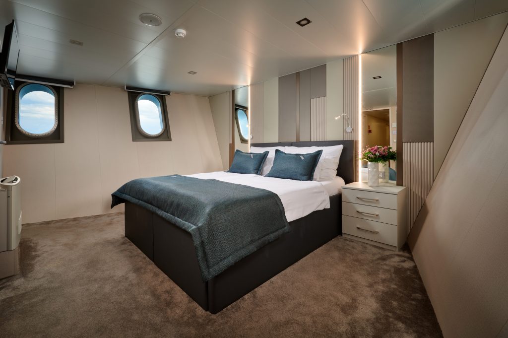 37. OHANA Double stateroom - Main deck 37. OHANA Double stateroom - Main deck