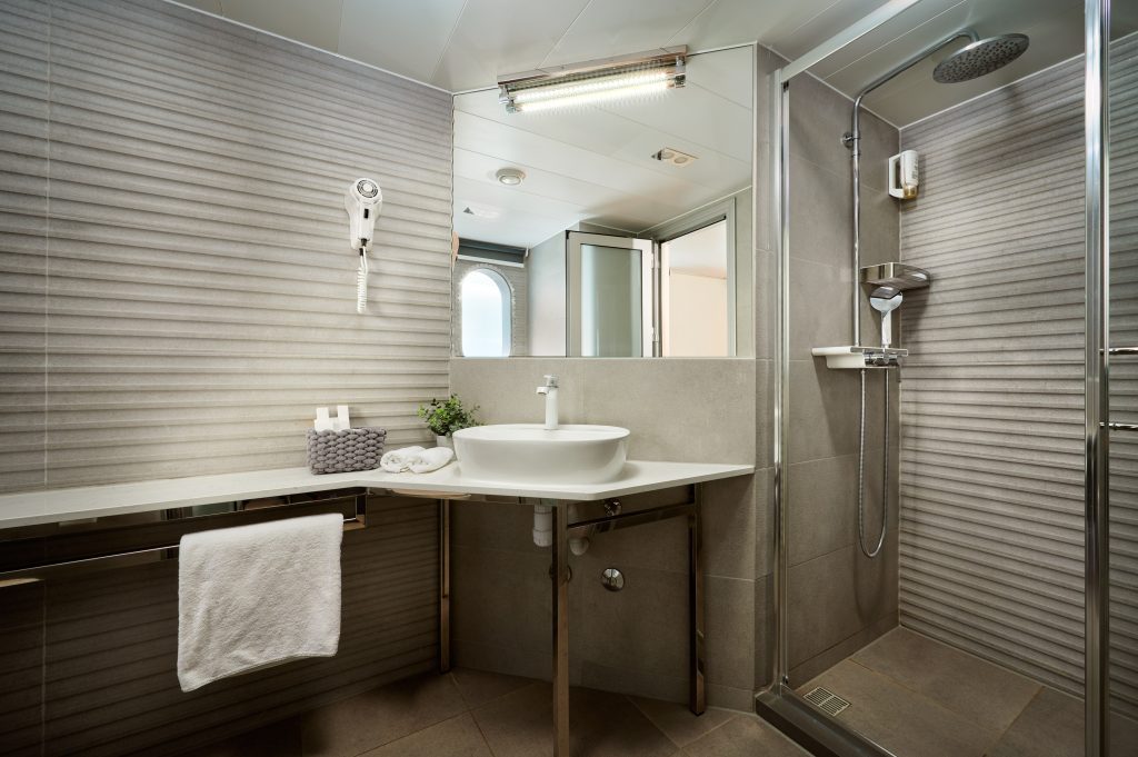 43. OHANA Triple stateroom en suite - Lower deck 43. OHANA Triple stateroom en suite - Lower deck